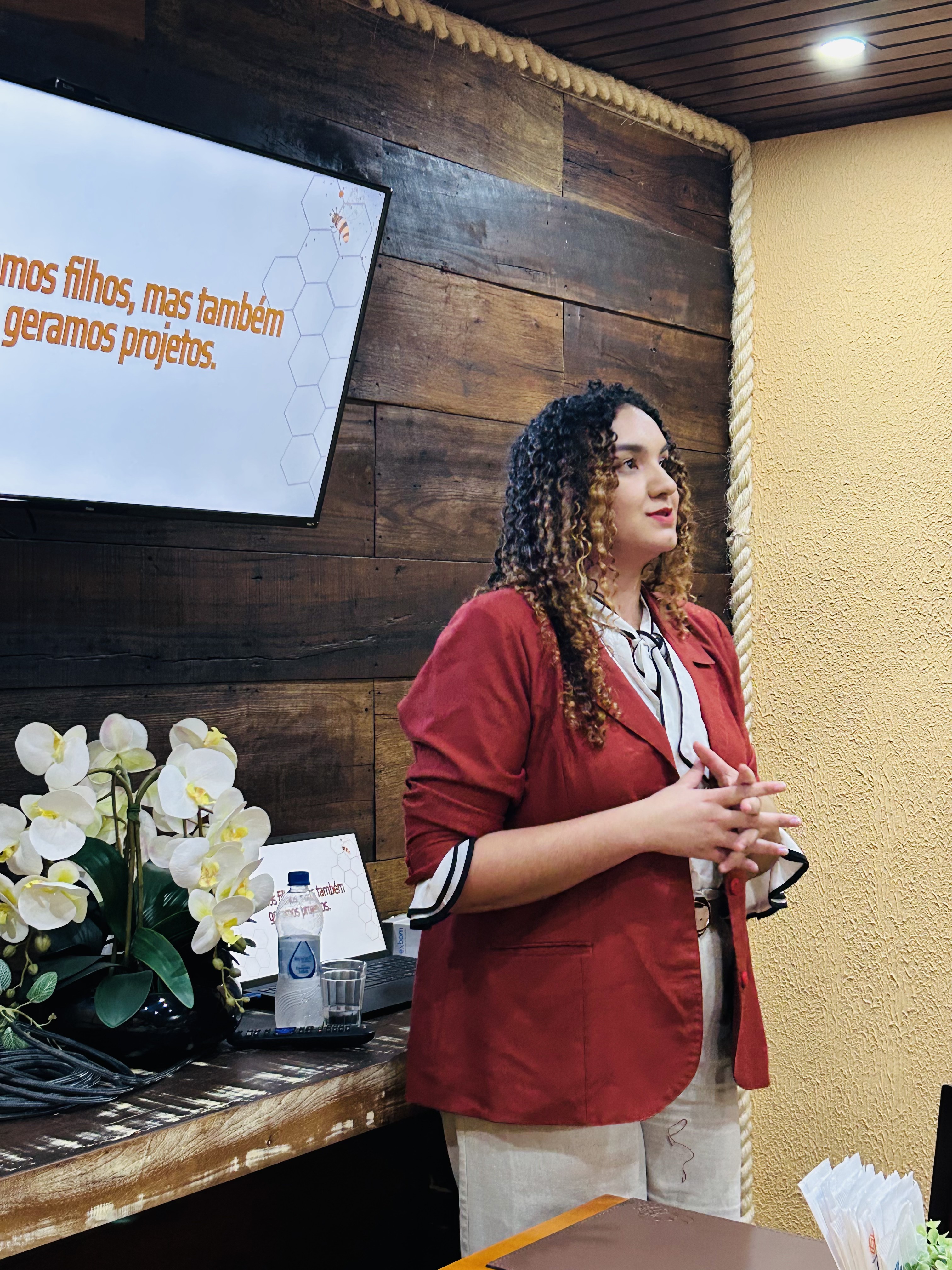 Amanda Regina apresentando palestra sobre contabilidade digital