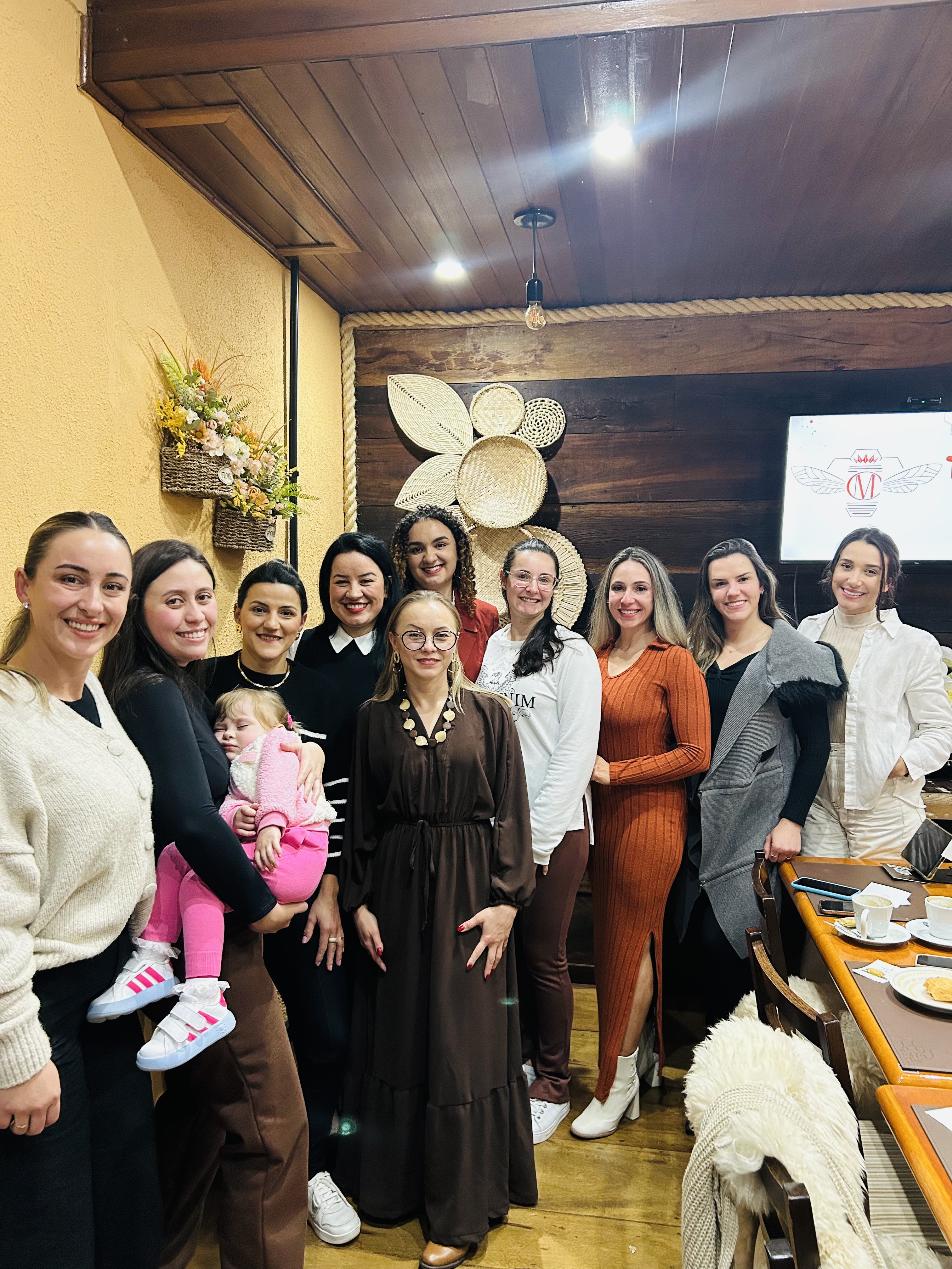 Amanda Regina com empreendedoras parceiras em congresso